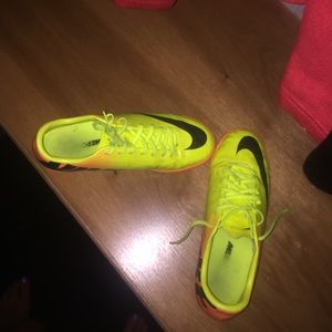 Indoor soccer shoes