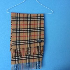 Burberry's of London 100% LAMBSWOOL