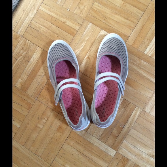 LL Bean walking shoes. size 9 1/2 med. - Picture 1 of 2