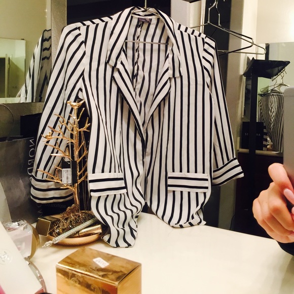 Very elegant and stylish Urban Outfitters blazer - Picture 1 of 3