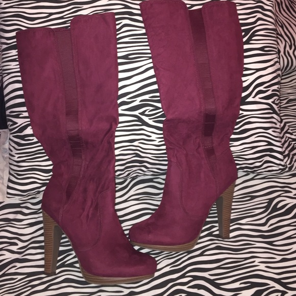 Size 10 maroon faux suede boots