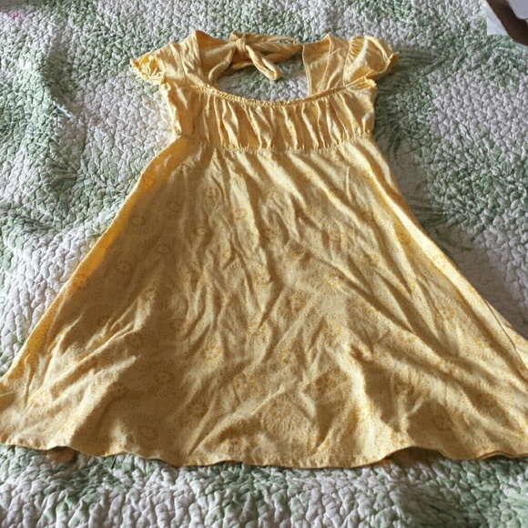 Lei Taylor Swift yellow dress