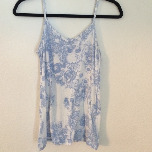 Light blue&white v neck💙