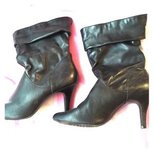 Black boots 2 1/2 in heel 👠