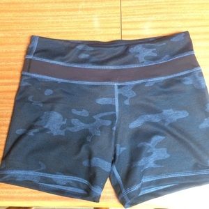 Lululemon groove short size 6 blue camo