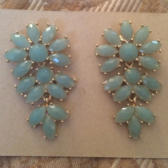Jewelry - Grey/blue chandelier earring