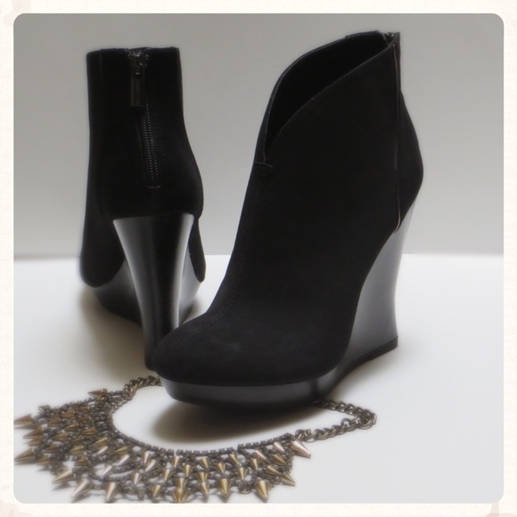 Jennifer Lopez Shoes - NWOT Jennifer Lopez Black Platform Booties