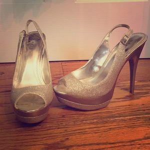 Silver platform pumps