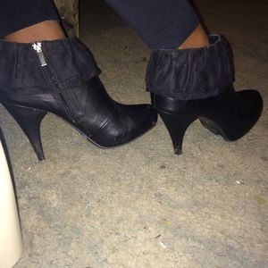 Black Ruffled Booties😍