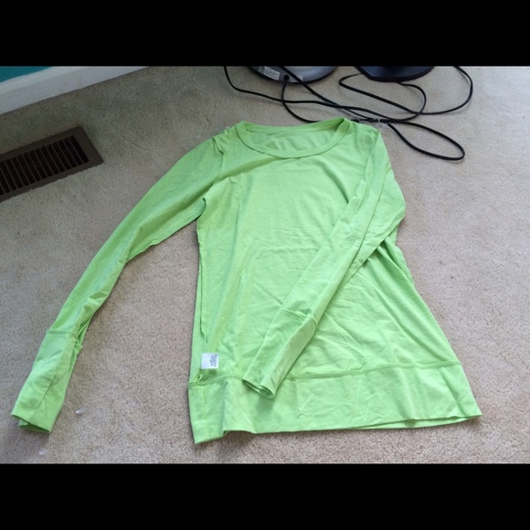 Long sleeve thumb shirt