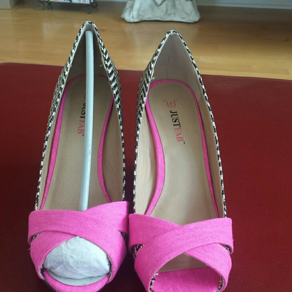 Black n white and bright pink open toes - Picture 2 of 2