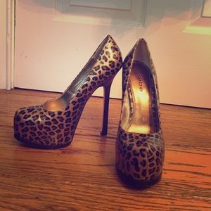 Leopard pumps