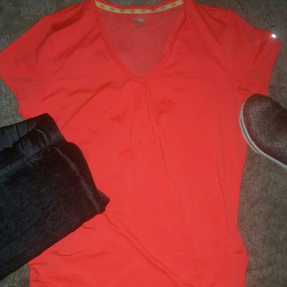 Workout Top - Picture 2 of 4