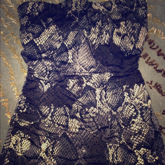 Express strapless top