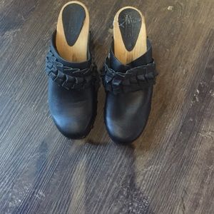 Sanita clogs never worn