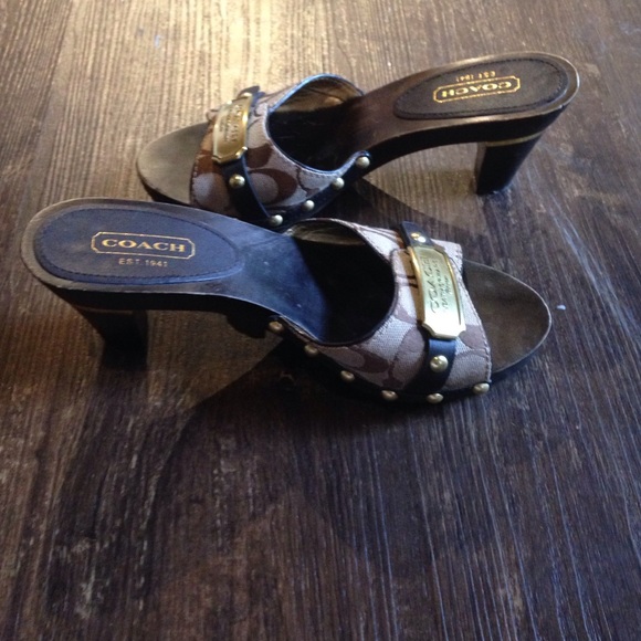 Coach pumps