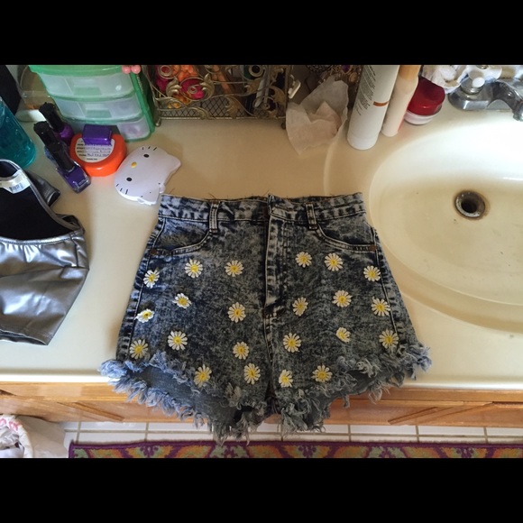 Acid Wash Daisy High Wasted Shorts