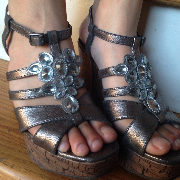 Shoes - Picture 3 of 4