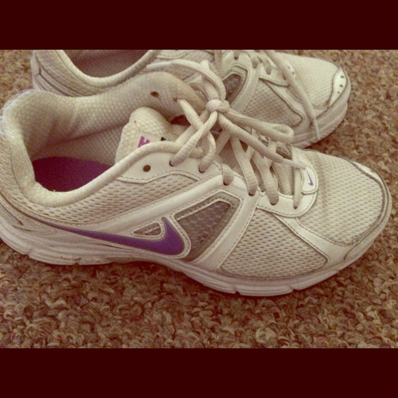 Cute Nike tennis shoes purple and white..