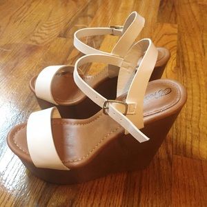 Tan/White Wedges 5.5"