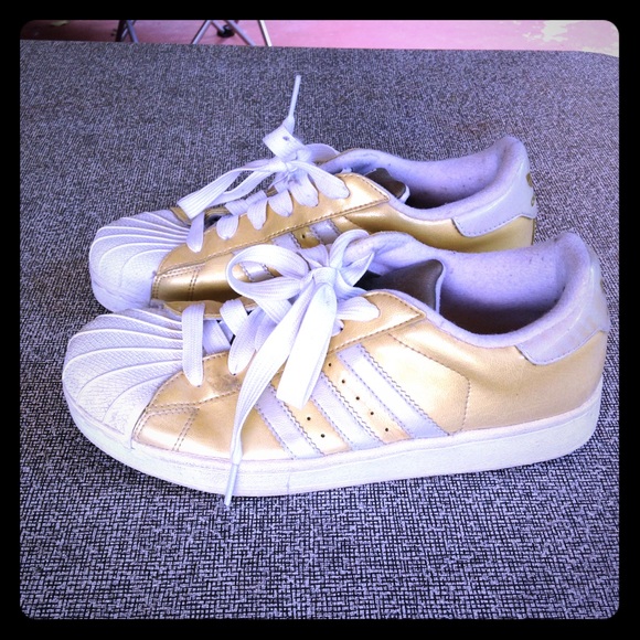 Adidas gold tennis shoes