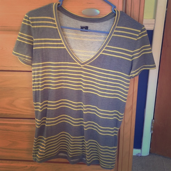 BDG V neck tshirt