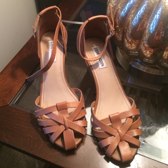 Low heel sandal. Cognac color. Size 9. - Picture 2 of 4