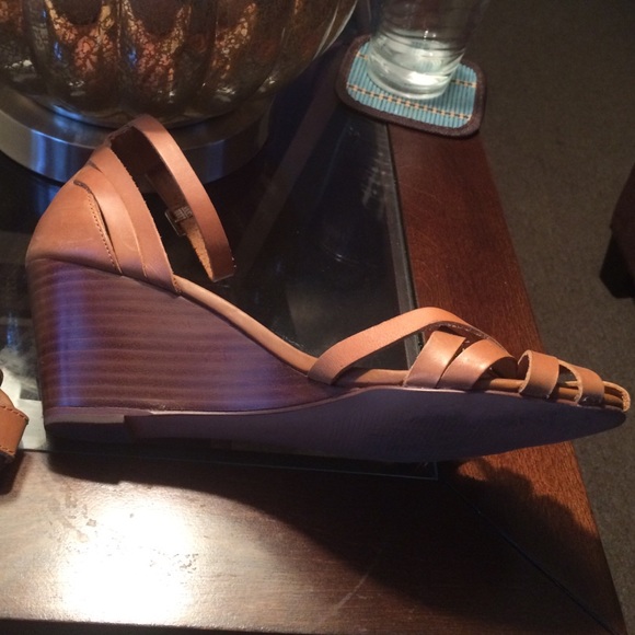 Low heel sandal. Cognac color. Size 9. - Picture 3 of 4