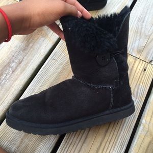 Black Bailey button uggs.