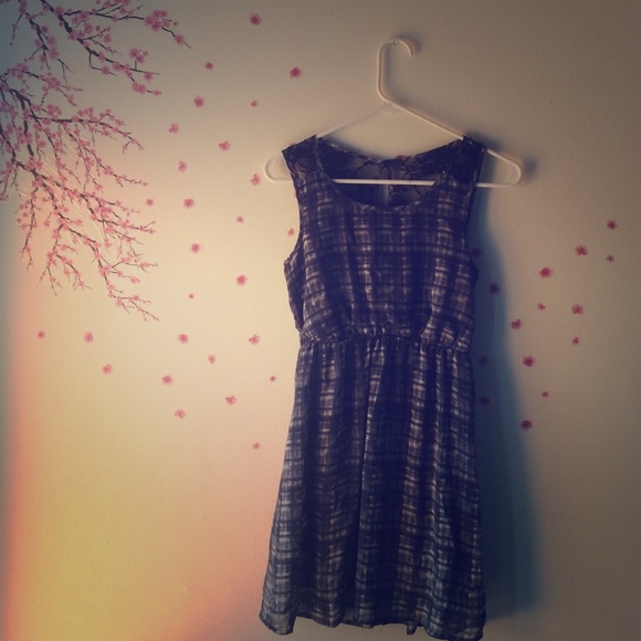 Grey and white patterned dress