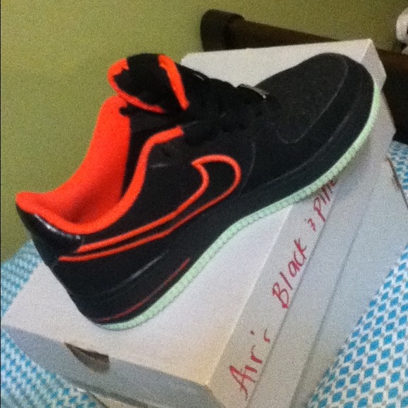 Air Forces - Picture 2 of 4