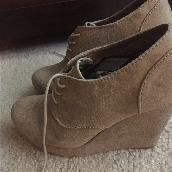 Tan platform heels - Picture 2 of 2