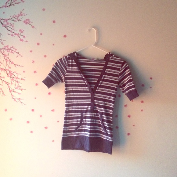 Quarter-sleeve striped hooded shirt