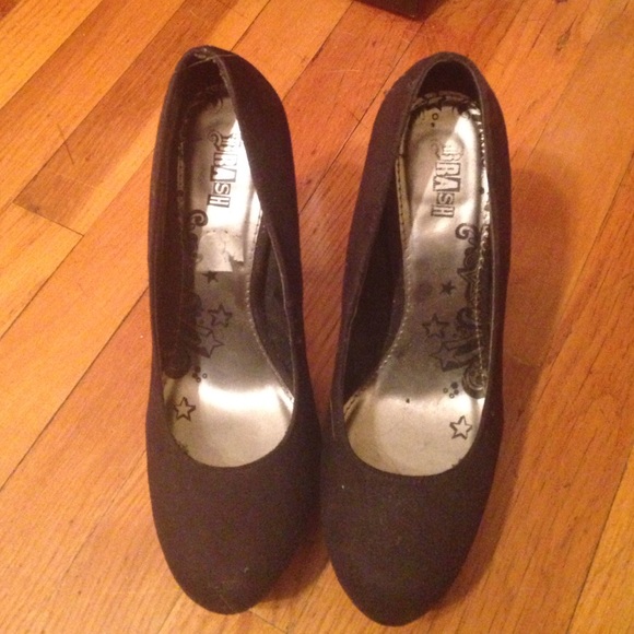 Black pumps