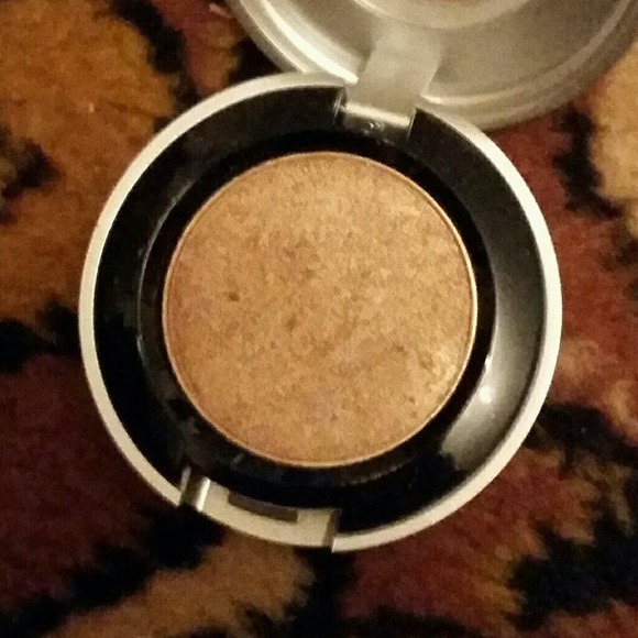 Here eye shadow