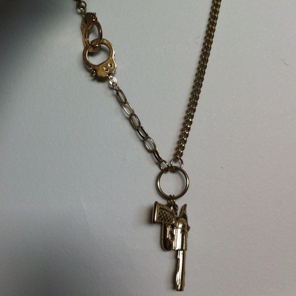 Guns, ammo, handcuff necklace - Picture 1 of 4