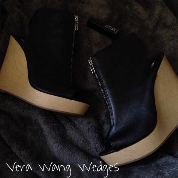 Simply Vera Wang Black Wedges