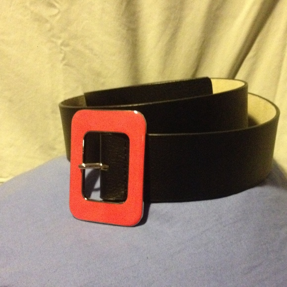 Nine West leather belt with a pink buckle