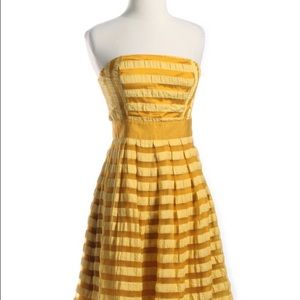 👗REDUCED Beautiful yellow strapless dress