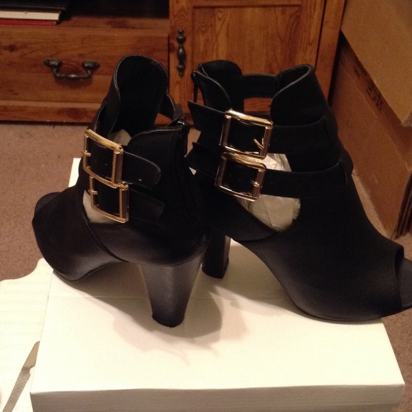 Shoes - Picture 2 of 4