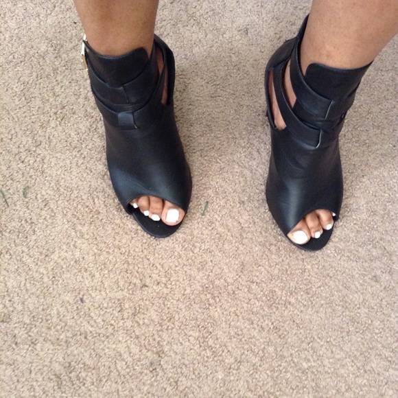 Shoes - Picture 3 of 4