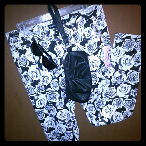 Black & white rose print skinny pants ( new)