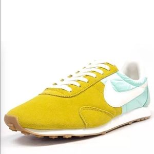 WOMENS NIKE PRE MONTREAL RACER VINTAGE SZ 7.5