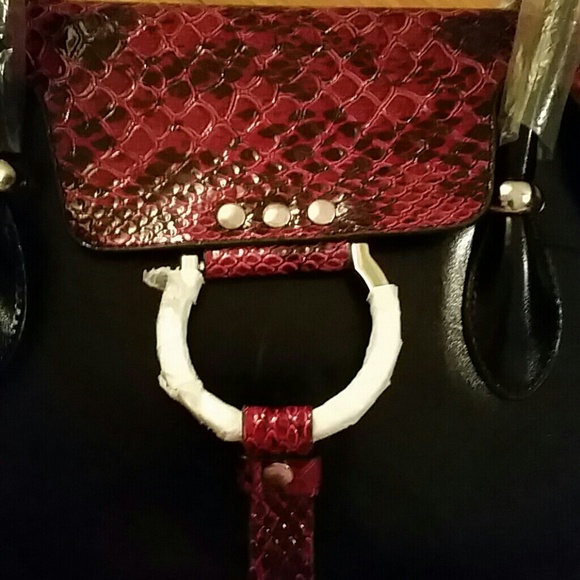 Black with red snakeskin trim pocket book - Picture 3 of 3