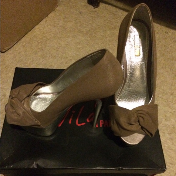 Wild Pair Bow a Platform peep toe pumps;worn once - Picture 3 of 4