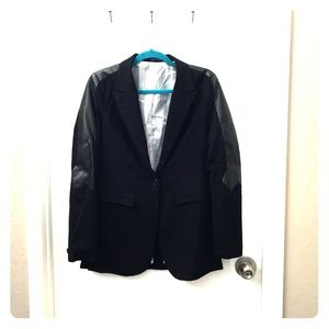 Amanda & Chelsea blazer w/ pleather shoulders 💁🏾