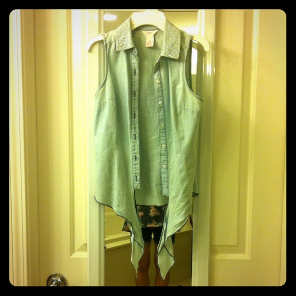 Candie's chambray button-up sleeveless blouse