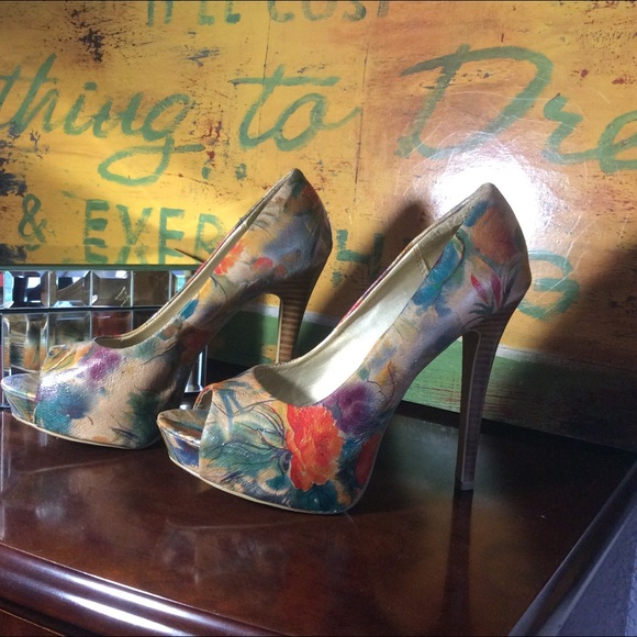 Floral High Heel Pumps - Picture 2 of 3