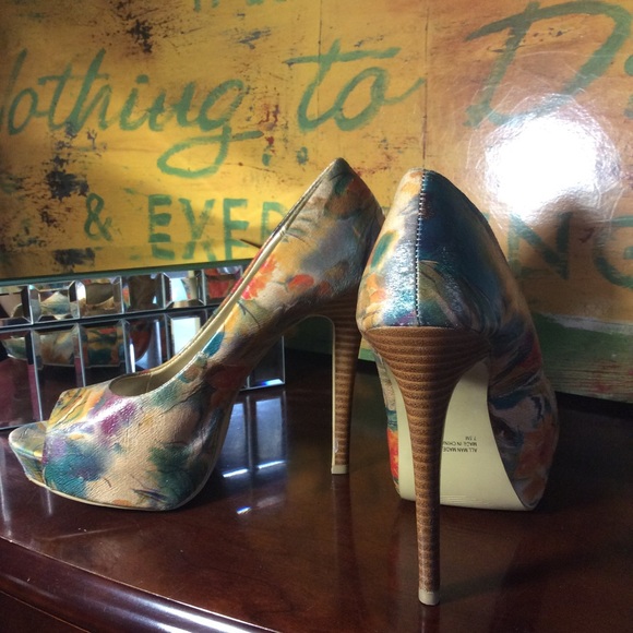 Floral High Heel Pumps - Picture 3 of 3