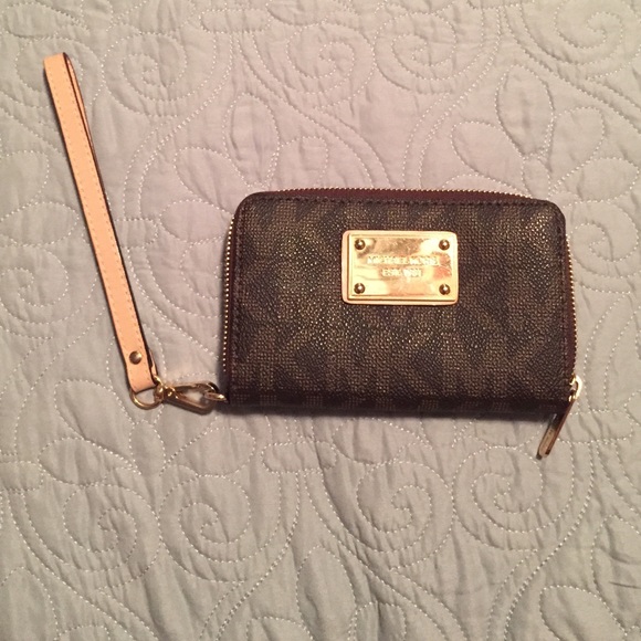 Michael Kors Clutches & Wallets - Michael Kors iPhone 4 wristlet